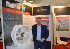 Peter van der Putten van Vostermans Ventilation staat naast hun Multifan.